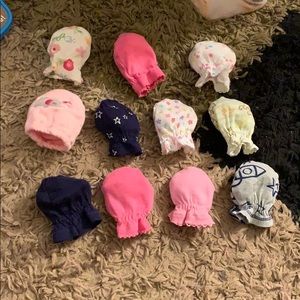 Set of 11 scratch mitts